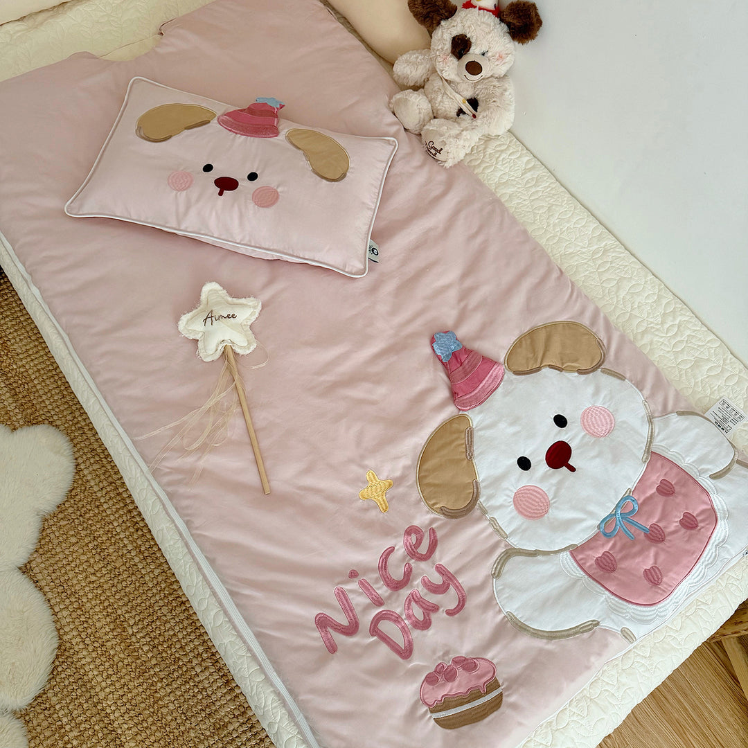 Children's sleeping bag and pillowcase set with quilted dog motif appliqué