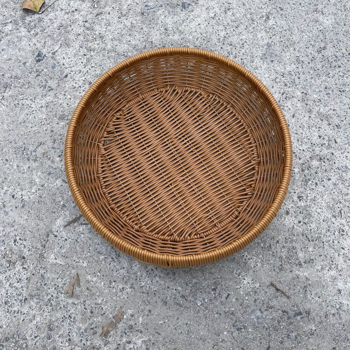 Women’s round serving basket made of woven rattan Stornfield