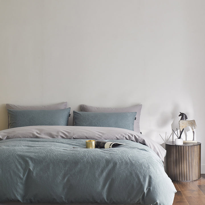 Reversible cotton percale bedding set with fine relief texture and additional pillowcases