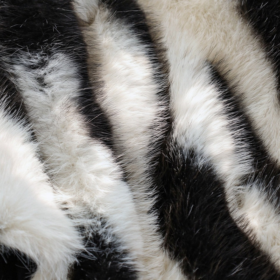 Decorative pillow with luxurious plush knit