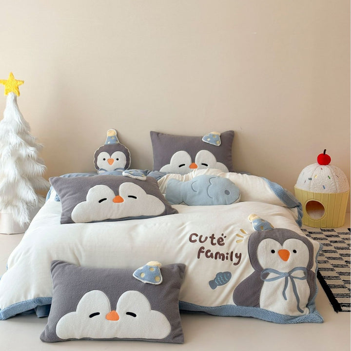 Child bedding set with embroidered bear motif, cozy quilt and plush pillow