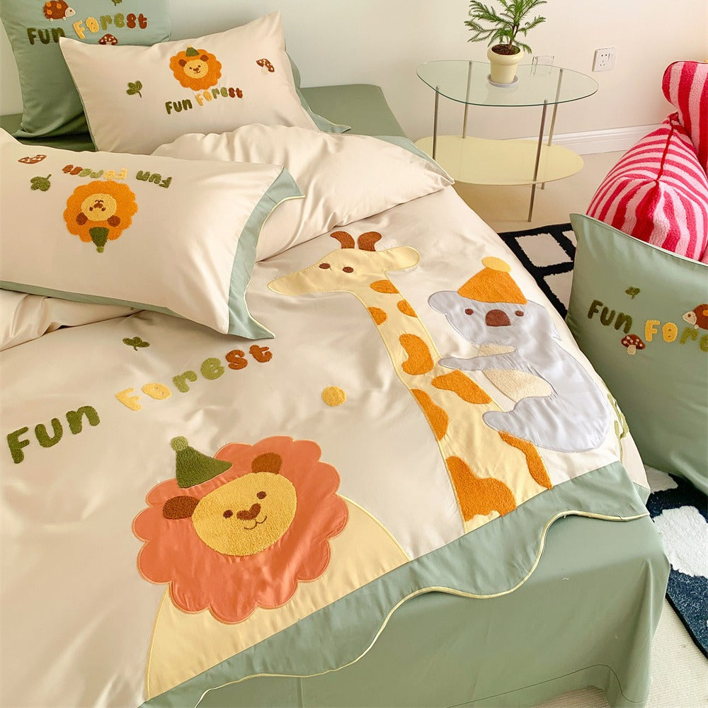 Children's bedding set with embroidered safari appliqués