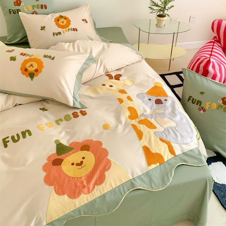 Children's bedding set with embroidered safari appliqués