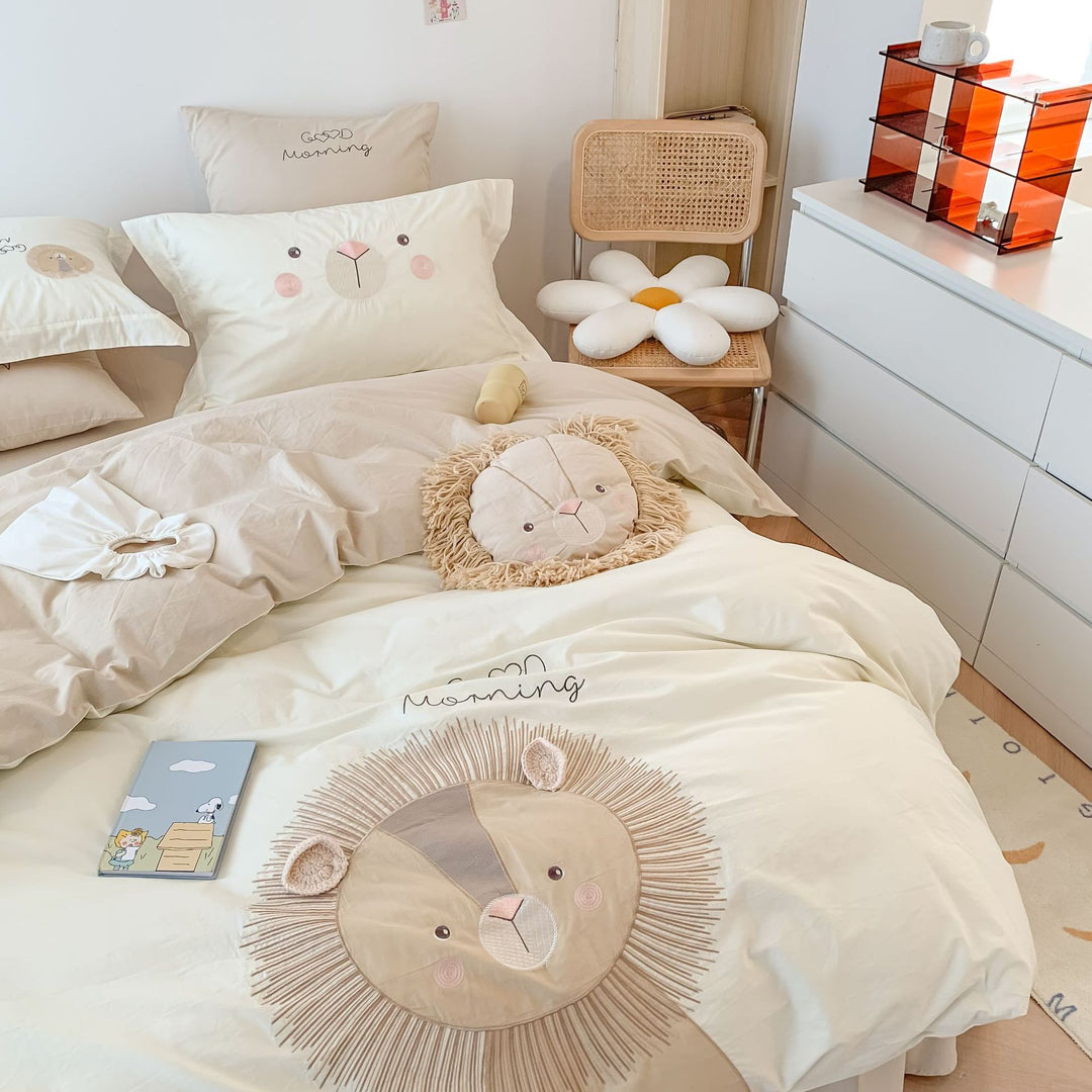 Cozy children's bedding set with playful lion appliqué made of cotton
