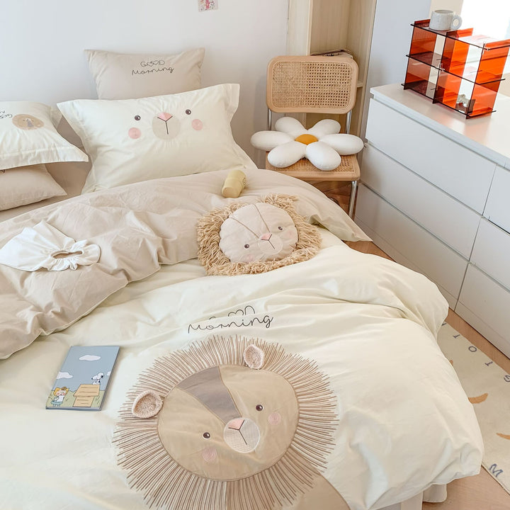 Cozy children's bedding set with playful lion appliqué made of cotton