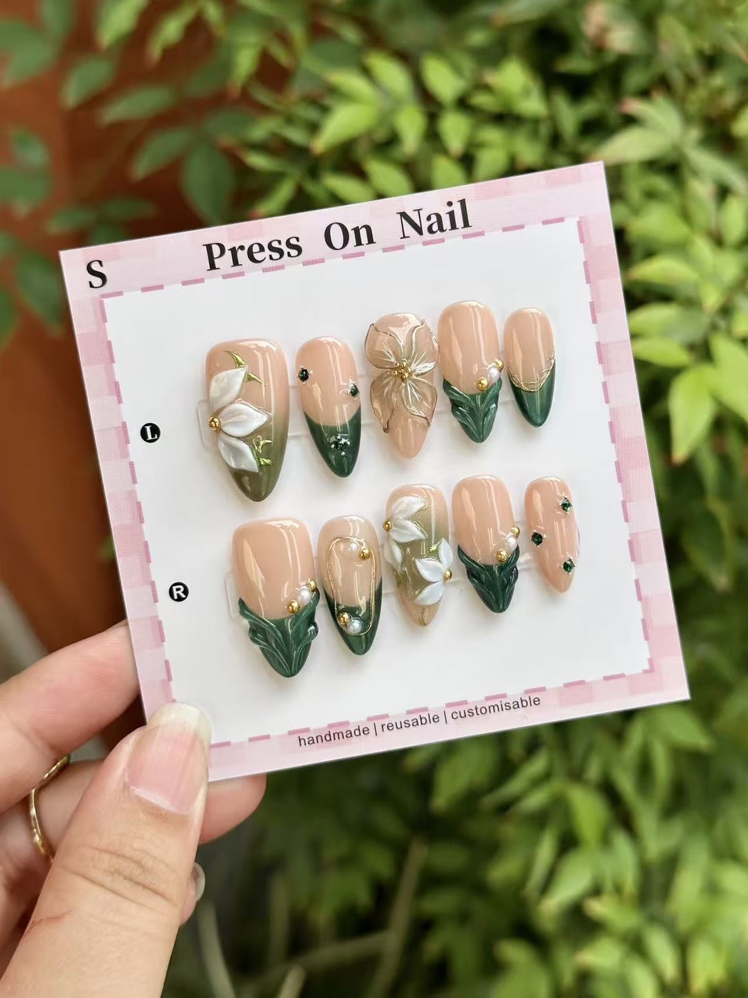 Decorative Handcrafted Press-On Nail Art Set with Beach-Inspired Designs