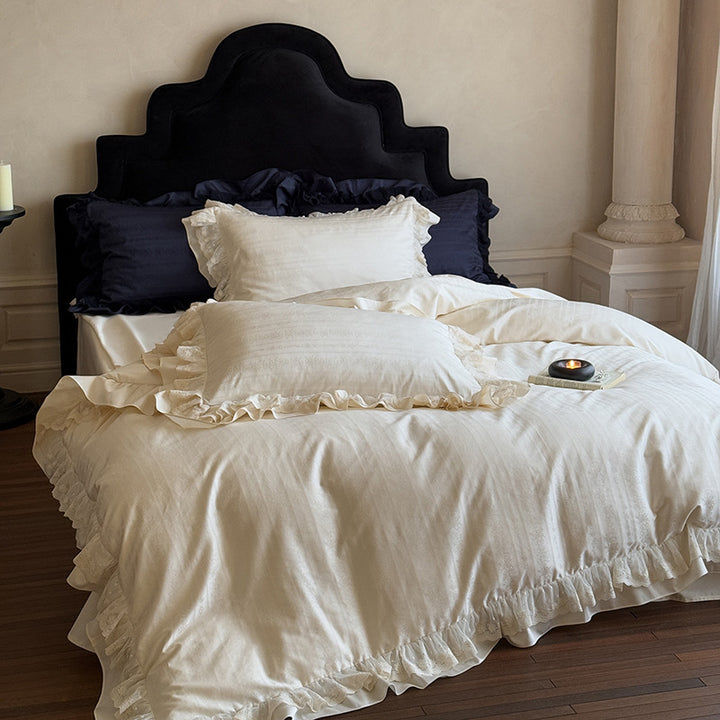 Elegant bedding set with ruffled frill, fine jacquard texture and lace trim