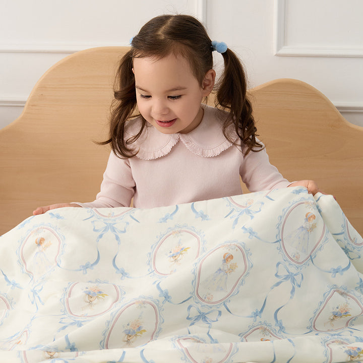 Double-layer muslin baby blanket with cute strawberry and bear motif