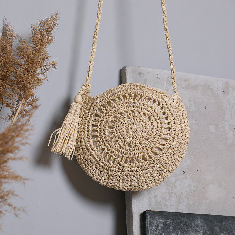 Round bag made of natural jute material with trendy fringe detail Stornfield