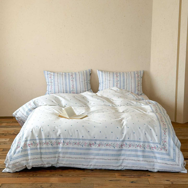 Romantic cotton bedding set with fine stripe and floral border print