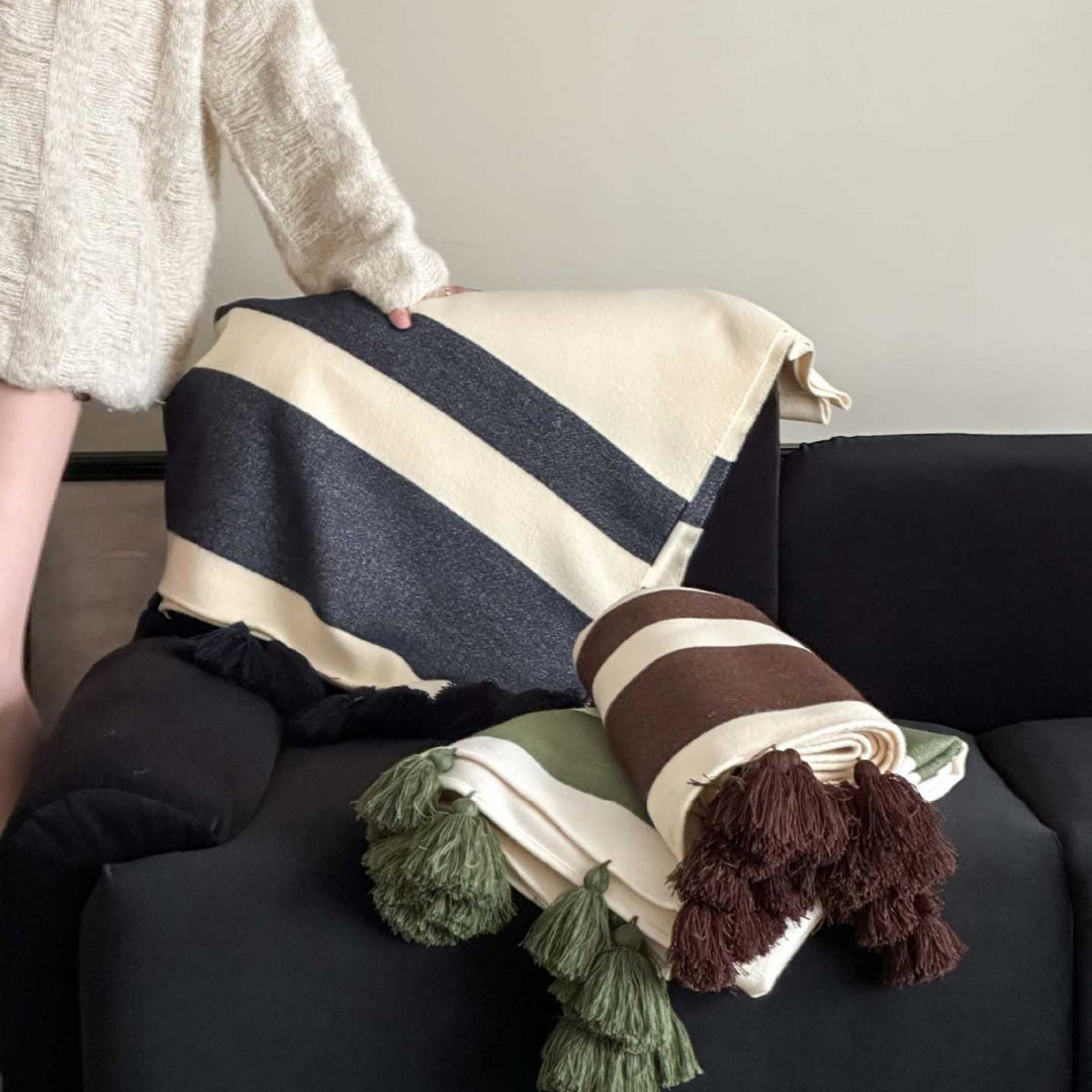 Throw blanket with tassels and wide stripe pattern