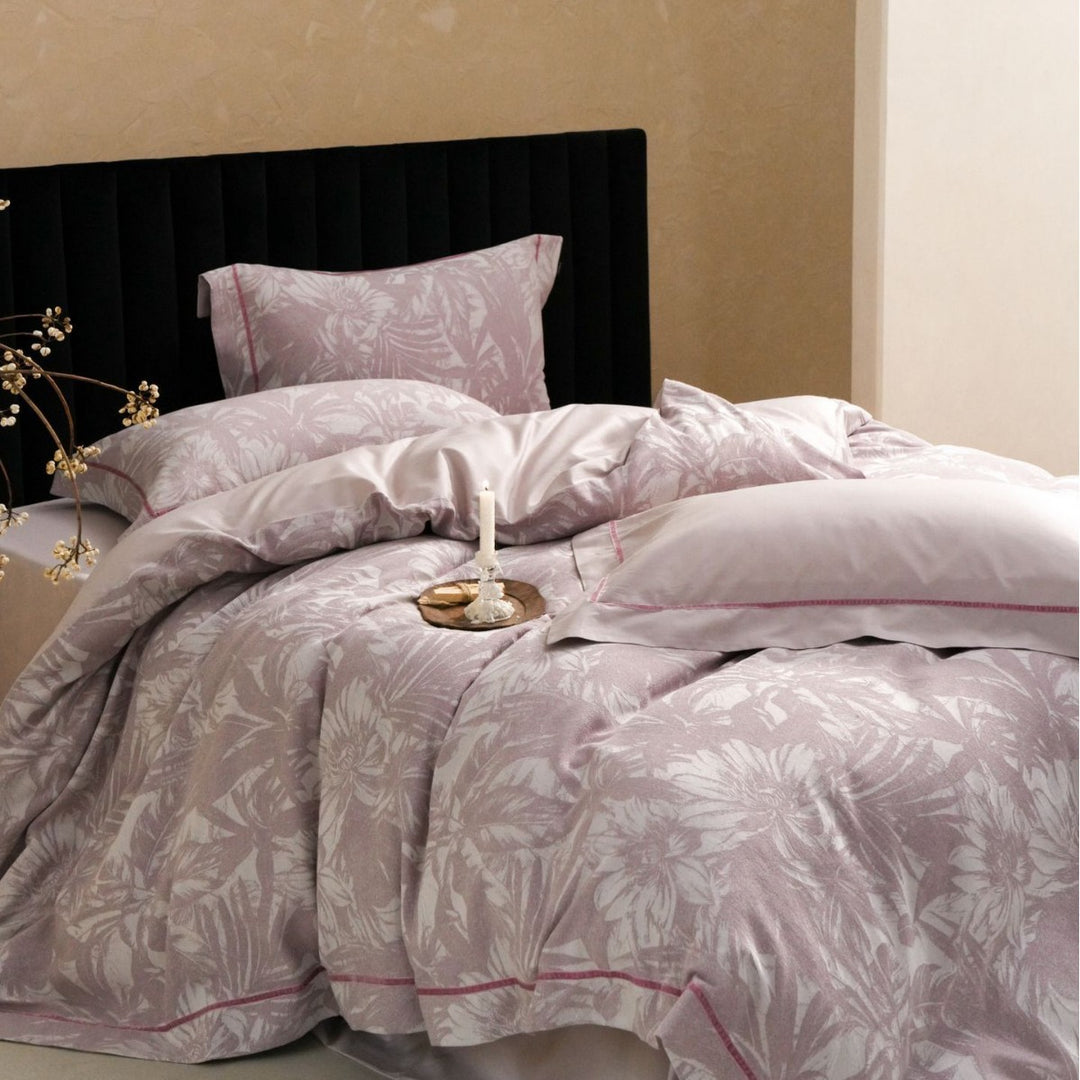 Duvet cover set made of fine cotton satin with a floral leaf pattern and subtle piping.