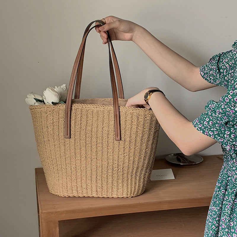 Spacious straw bag with sustainable leather handles Stornfield
