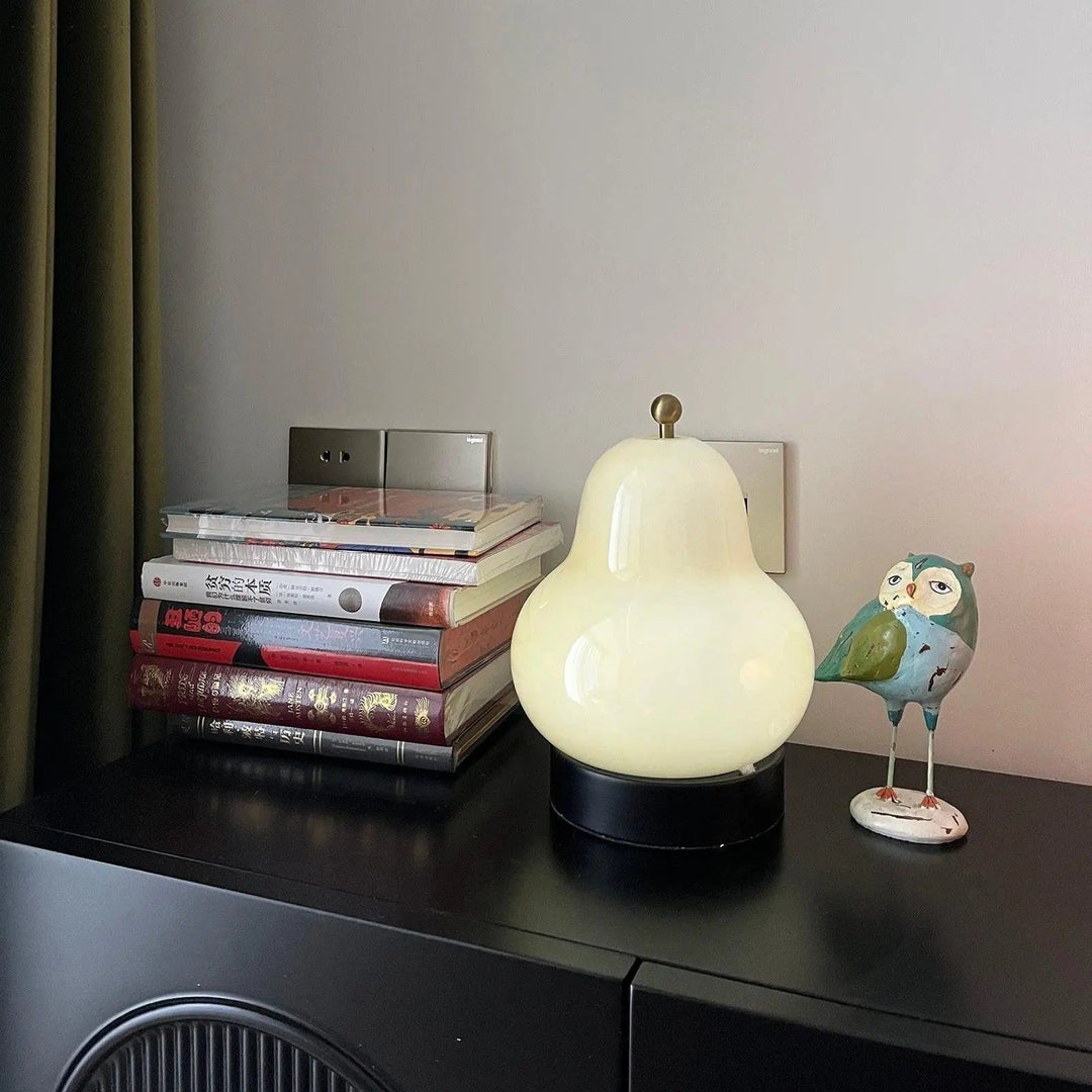 Dimmable pear-shaped lamp with a warm, luminous shade