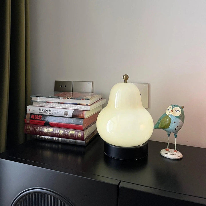 Dimmable pear-shaped lamp with a warm, luminous shade