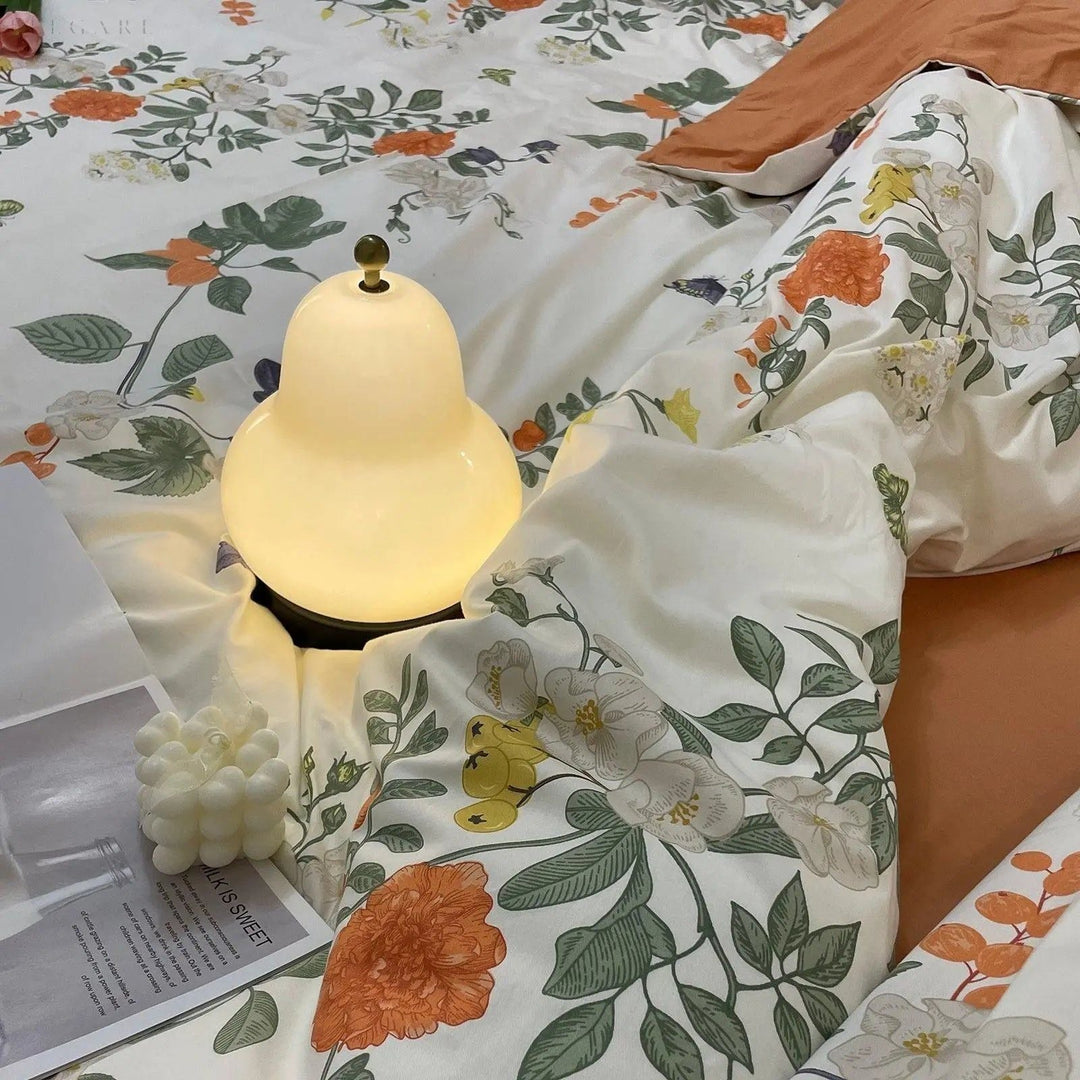 Dimmable pear-shaped lamp with a warm, luminous shade