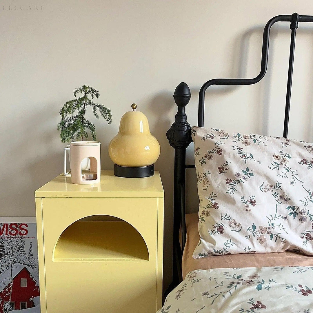 Dimmable pear-shaped lamp with a warm, luminous shade