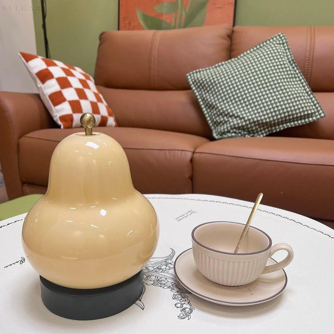 Dimmable pear-shaped lamp with a warm, luminous shade