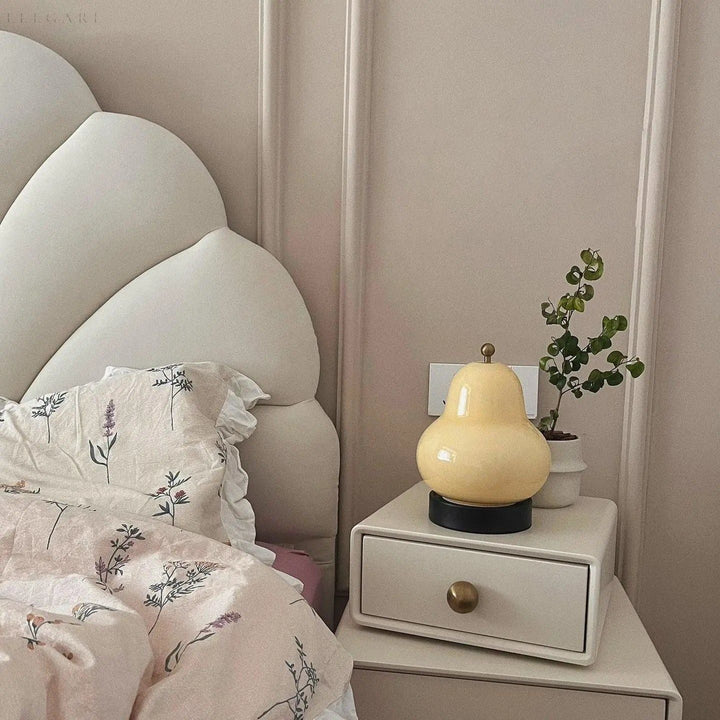 Dimmable pear-shaped lamp with a warm, luminous shade
