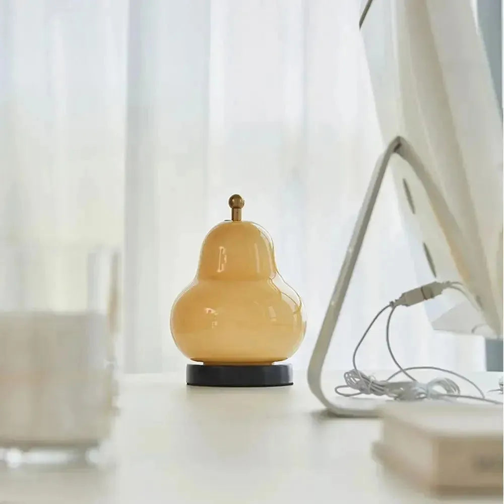 Dimmable pear-shaped lamp with a warm, luminous shade