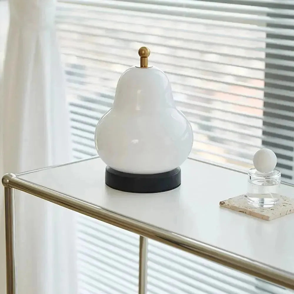 Dimmable pear-shaped lamp with a warm, luminous shade