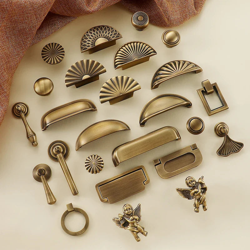 Bronvella ArcRetro Furniture Handle in Antique Copper Stornfield