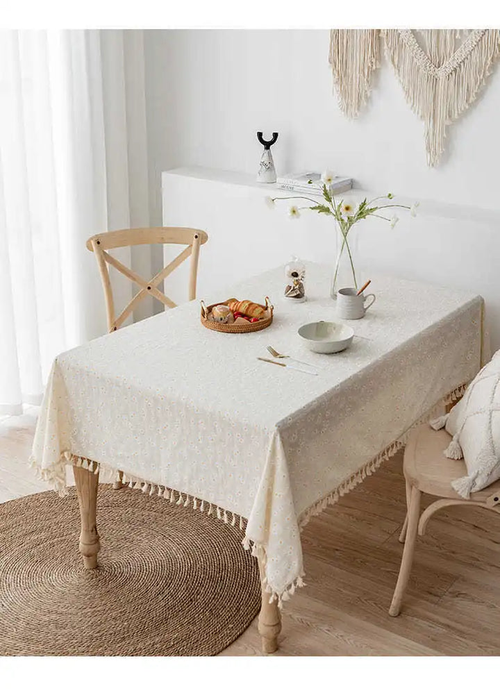 Stornfield | Victoria Daisy Tablecloth