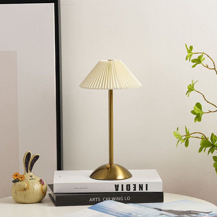 Stornfield | Lampe de table LED en tissu plissé conique rechargeable scandinave contemporain pour la table de chevet