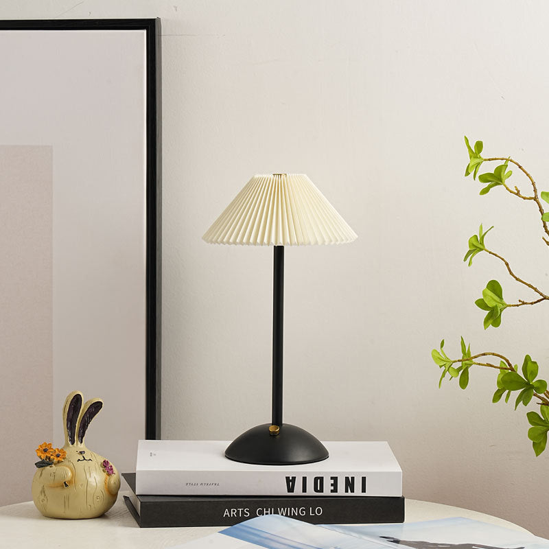 Stornfield | Lampe de table LED en tissu plissé conique rechargeable scandinave contemporain pour la table de chevet