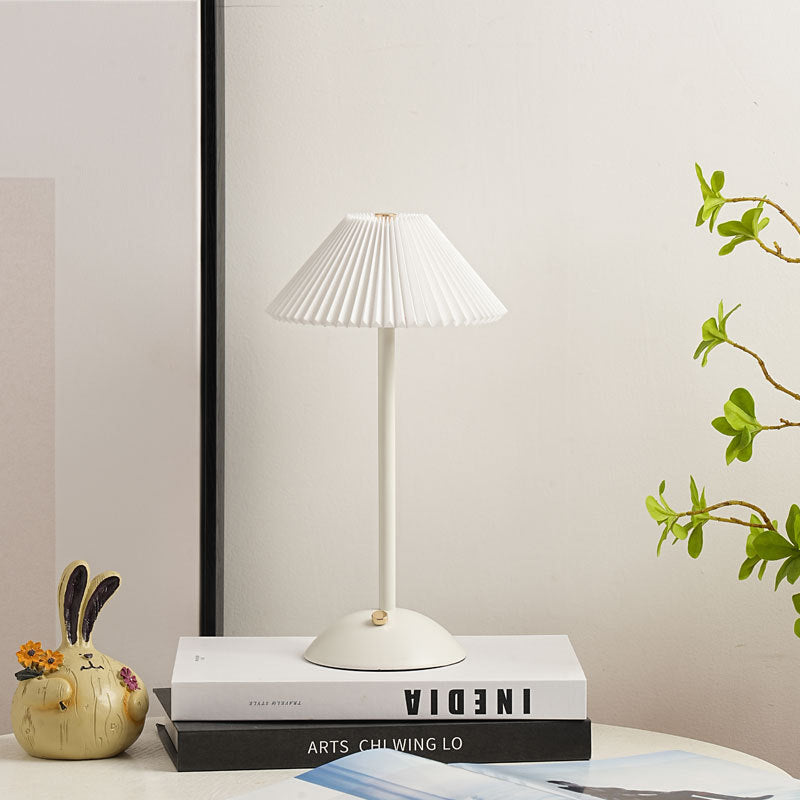 Stornfield | Lampe de table LED en tissu plissé conique rechargeable scandinave contemporain pour la table de chevet
