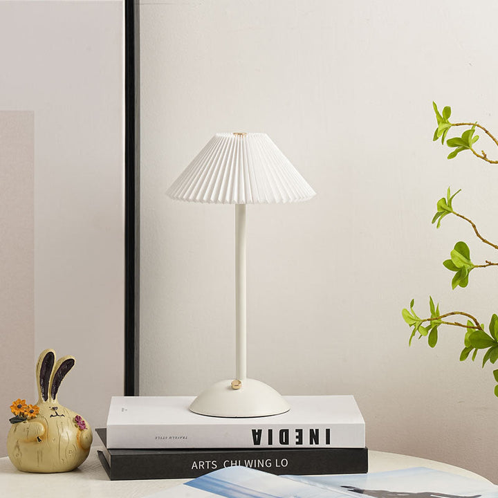Stornfield | Lampe de table LED en tissu plissé conique rechargeable scandinave contemporain pour la table de chevet