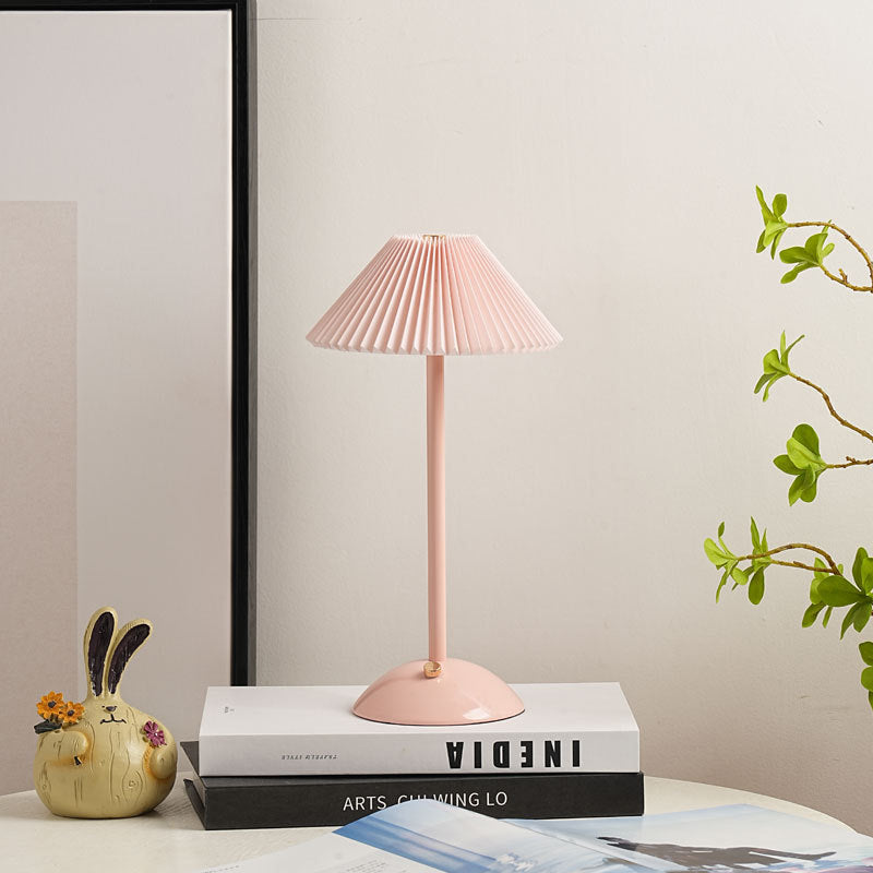 Stornfield | Lampe de table LED en tissu plissé conique rechargeable scandinave contemporain pour la table de chevet