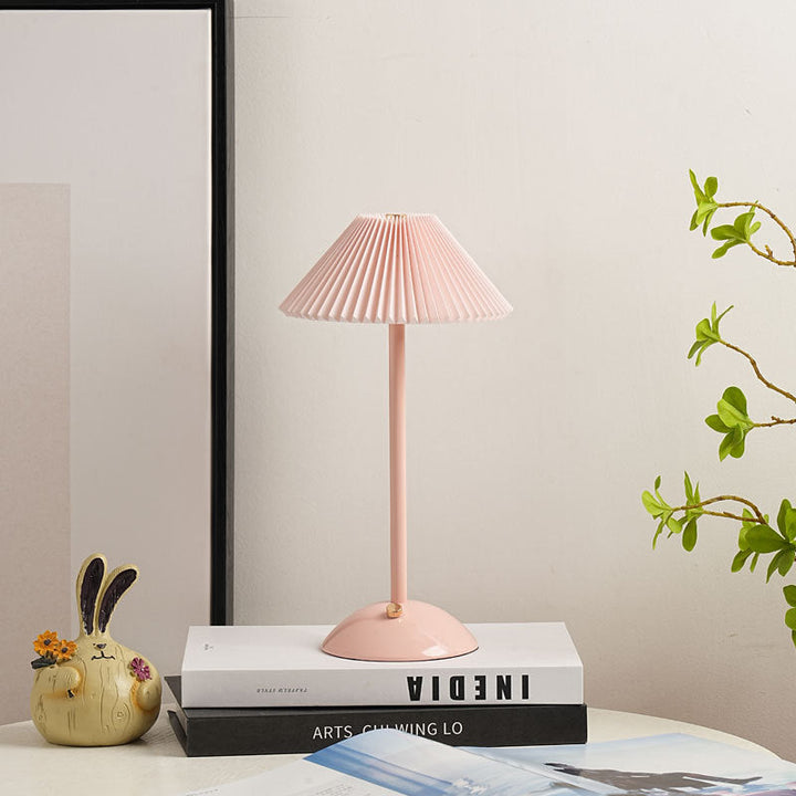 Stornfield | Lampe de table LED en tissu plissé conique rechargeable scandinave contemporain pour la table de chevet