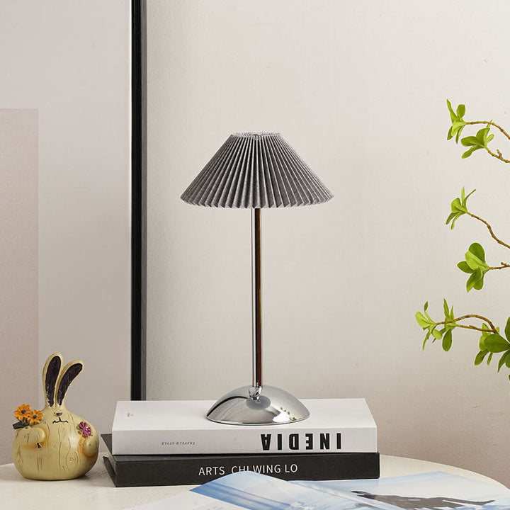 Stornfield | Lampe de table LED en tissu plissé conique rechargeable scandinave contemporain pour la table de chevet