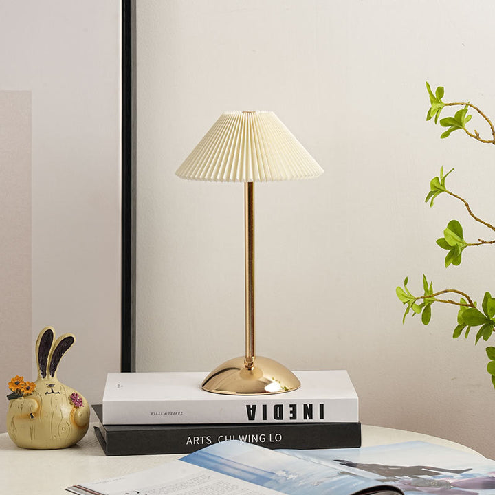 Stornfield | Lampe de table LED en tissu plissé conique rechargeable scandinave contemporain pour la table de chevet