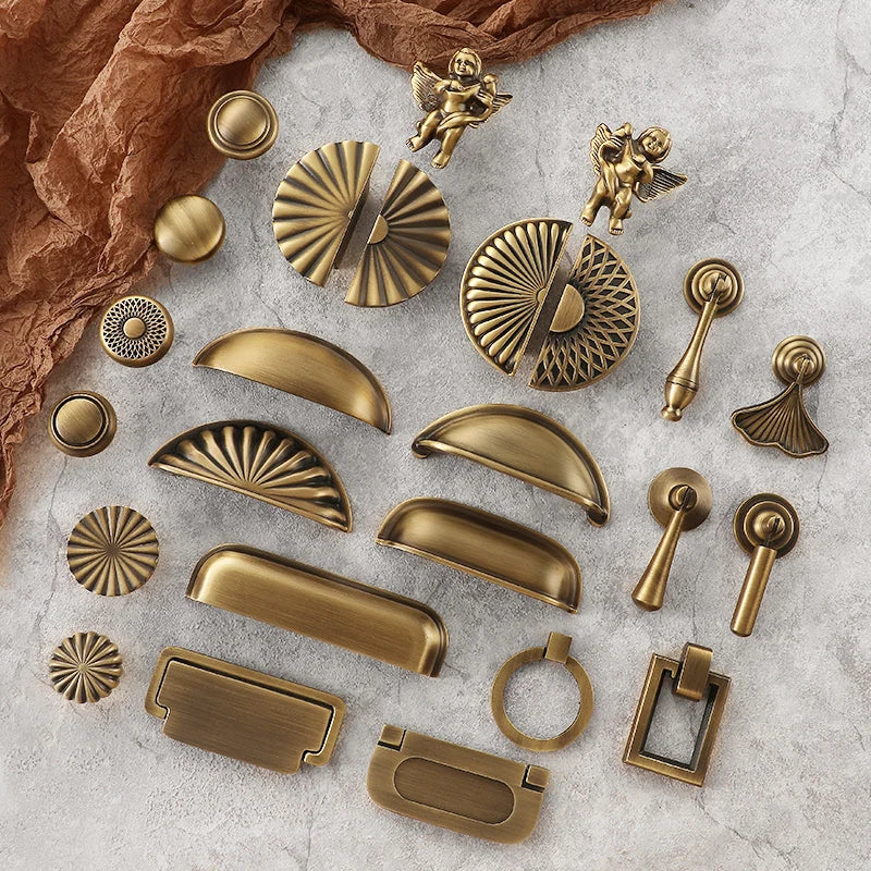 Bronvella ArcRetro Furniture Handle in Antique Copper Stornfield