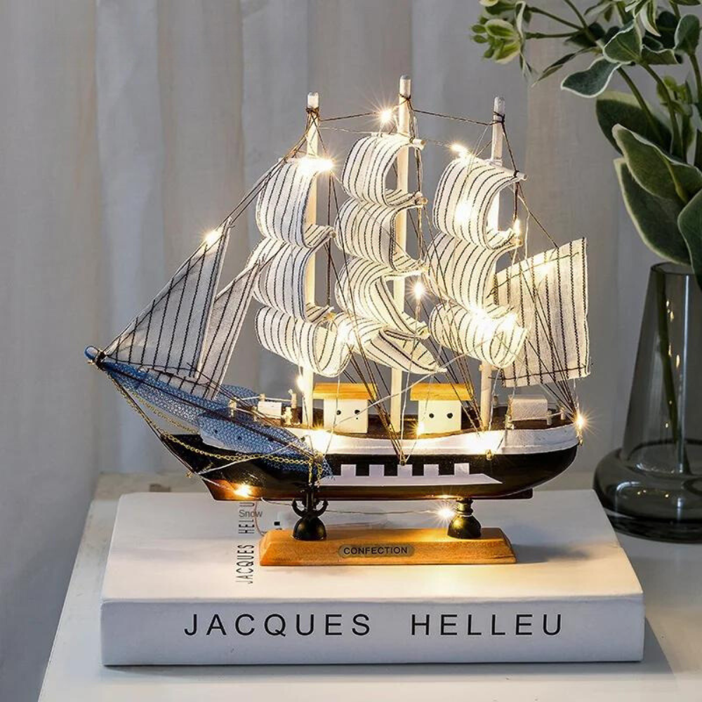 Stornfield | Sculpture de voilier en bois nordique Royaleva - Pièce décorative illuminée par LED, fonctionnant sur batterie
