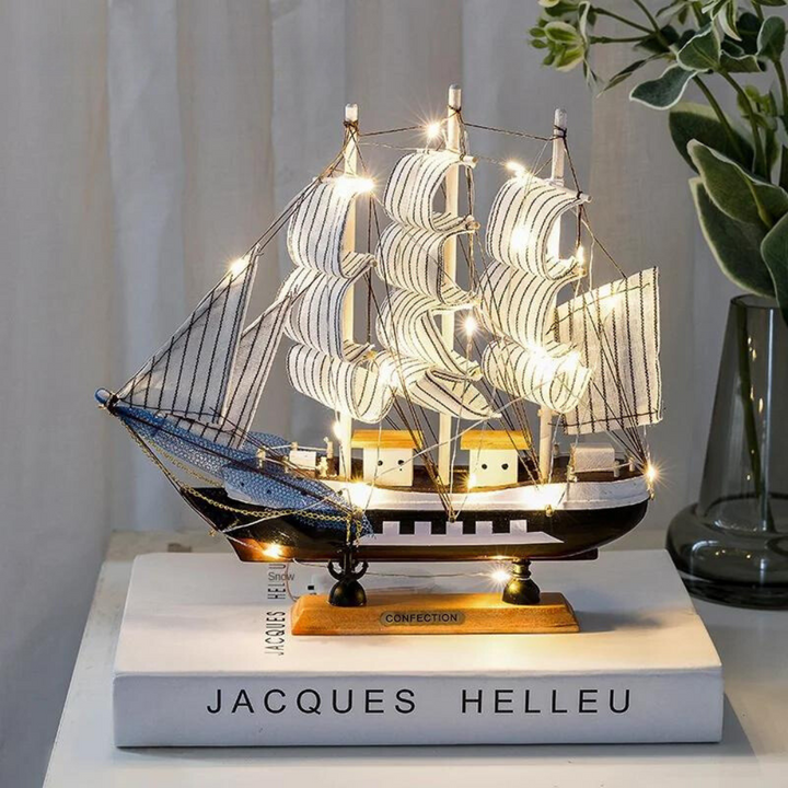 Stornfield | Sculpture de voilier en bois nordique Royaleva - Pièce décorative illuminée par LED, fonctionnant sur batterie