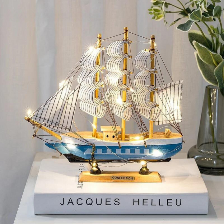 Stornfield | Sculpture de voilier en bois nordique Royaleva - Pièce décorative illuminée par LED, fonctionnant sur batterie