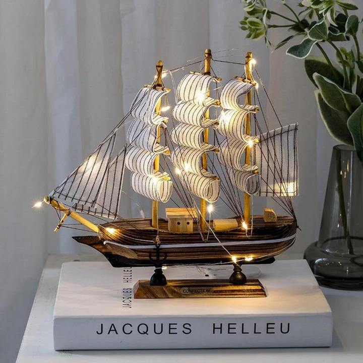 Stornfield | Sculpture de voilier en bois nordique Royaleva - Pièce décorative illuminée par LED, fonctionnant sur batterie