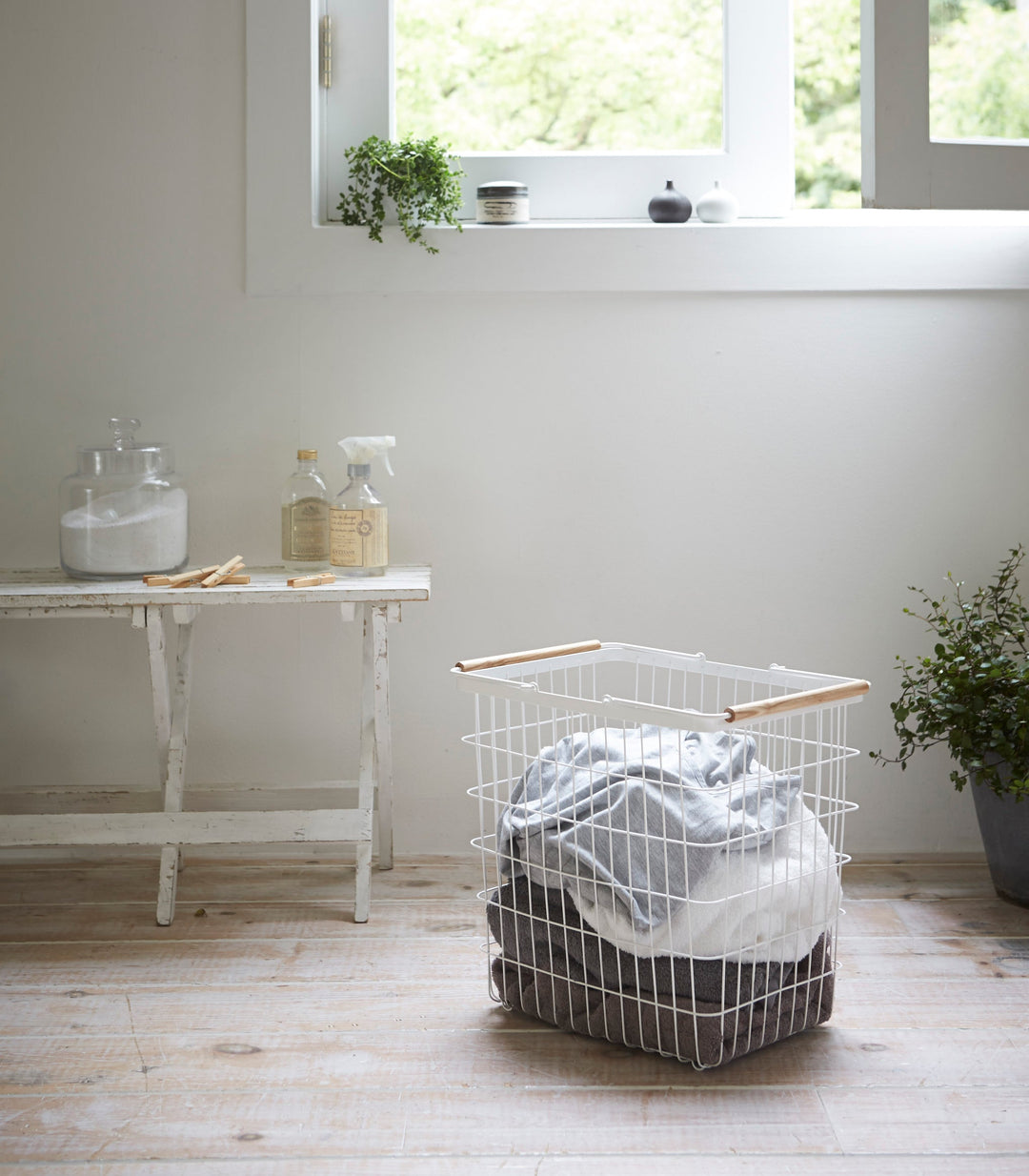 Stornfield | Wire basket - Two sizes - Steel + Wood