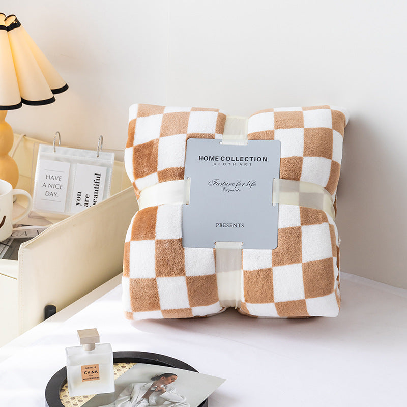 Stornfield | Stylish blanket in checkered pattern for your home