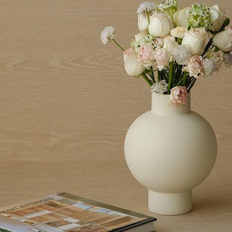 Elegant minimalist design with a curved, smooth Stornfield silhouette