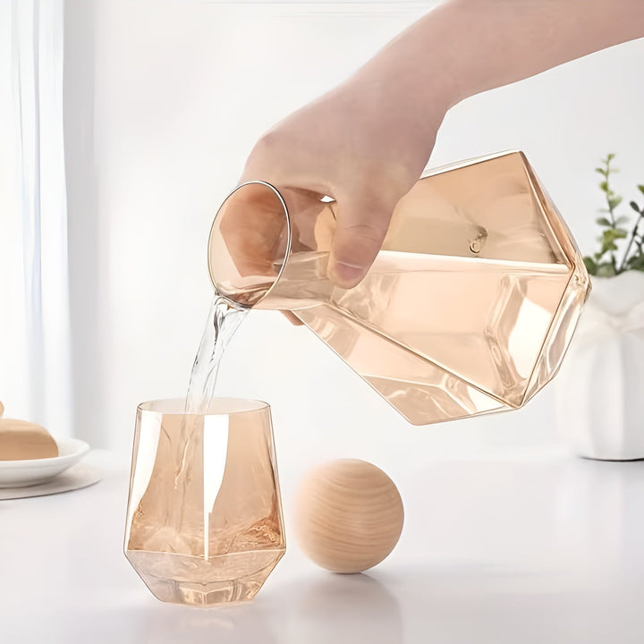 Diamond glass carafe set with 4 glasses – modern and decorative | 5-piece set with lids for water, juice, and wine | Stornfield