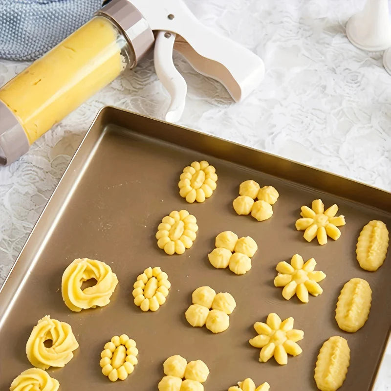 Biscuit press with accessories for small biscuits and cakes | Stornfield