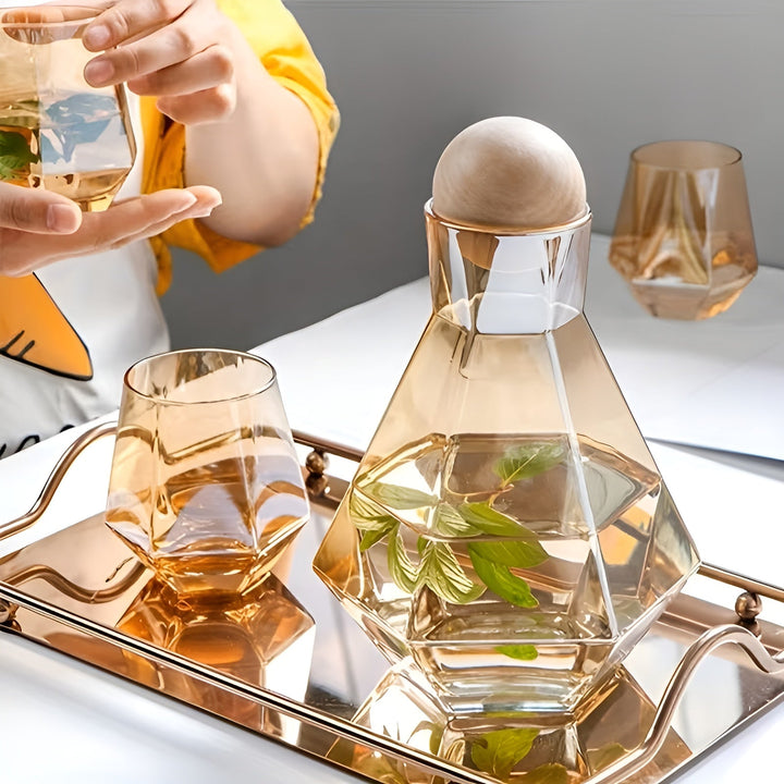 Diamond glass carafe set with 4 glasses – modern and decorative | 5-piece set with lids for water, juice, and wine | Stornfield