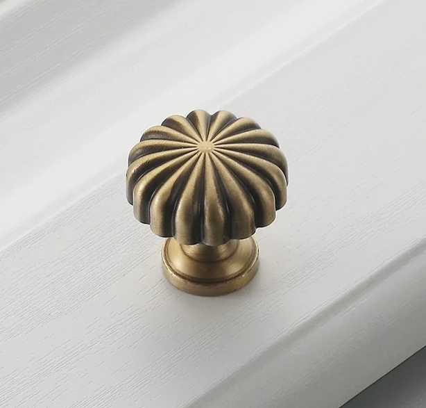 Bronvella ArcRetro Furniture Handle in Antique Copper Stornfield