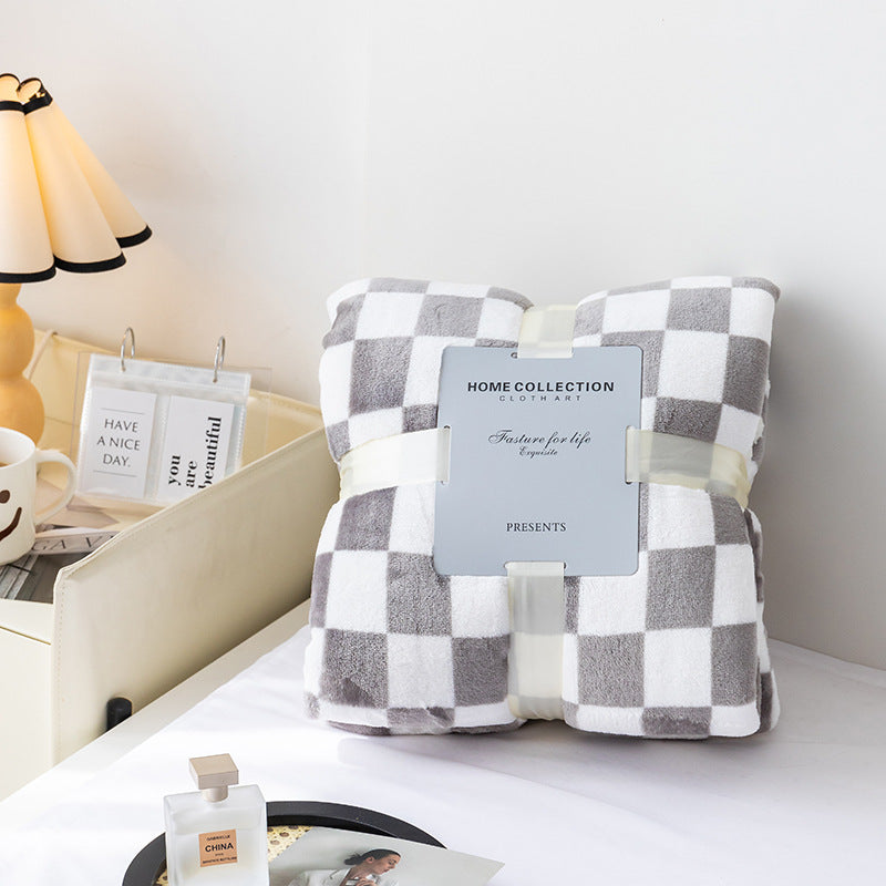 Stornfield | Stylish blanket in checkered pattern for your home