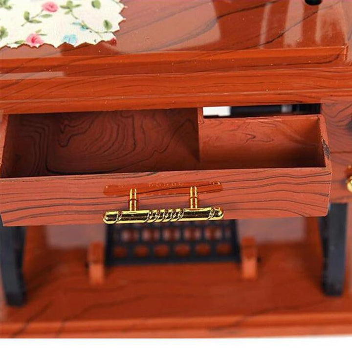 Stornfield | Retro Mini Sewing Machine Decor