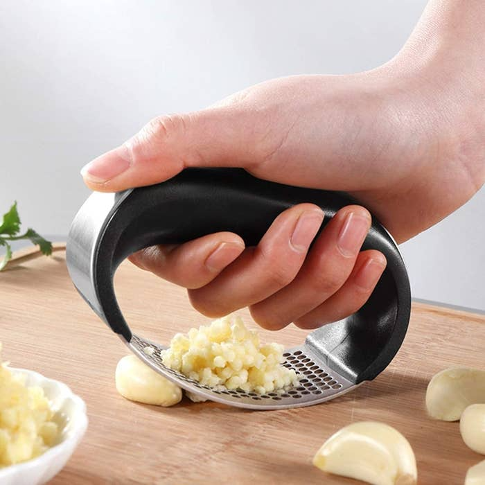 Simple manual garlic press | Stornfield